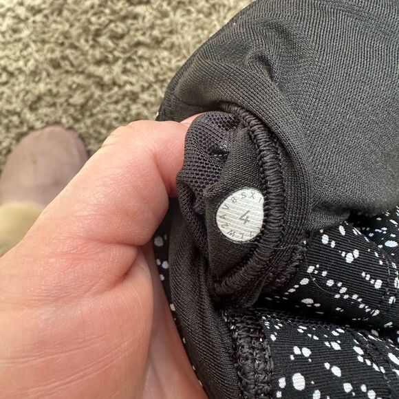 lululemon athletica Black and White Patterned Top sz 4 bra workout gym sports - Picture 5 of 5
